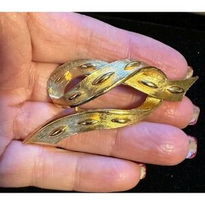 Trifari Gold Tone Ribbon Brooch Pin